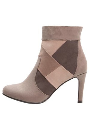 Suède enkelboot met een hoge hak, voorzien van een kleurblokontwerp in beige, taupe en donkerbruin. Gladde textuur met een ronde neus.