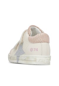 Sneaker bianca e rosa con dettaglio di stella grigia glitter, accenti in suede rosa testurizzato, chiusura con velcro e suola bianca usurata con branding.
