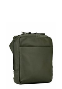 Borsa in pelle verde oliva a forma rettangolare, con tasca frontale e chiusura lampo, caratterizzata da una texture liscia e un design minimale.