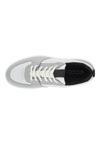 Helle graue Leder-Sneaker mit weißen Akzenten, runder Zehenpartie, perforierten Details, flachen weißen Schnürsenkeln, schwarzem Innensohle und gepolsteter Sohle.