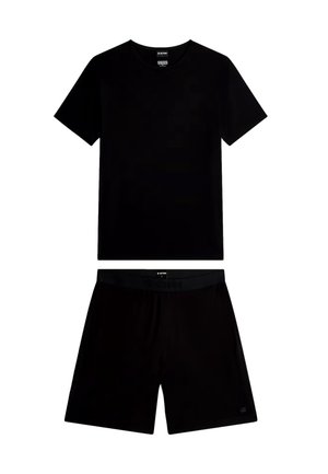 Czarny t-shirt z krótkim rękawem oraz pasujące czarne spodenki, oba ułożone płasko, z etykietami marki G-Star na kołnierzu i talii.