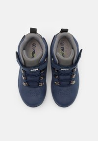 Chaussures de randonnée pour enfants en bleu marine avec des accents gris, dotées d'un col rembourré, de lacets et d'une sangle à boucle pour un maintien sécurisé.