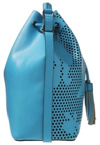 Niebieska skórzana torba w kształcie wiadra z regulowanym paskiem, sześciokątnym perforowanym wzorem z jednej strony oraz zamocowanym frędzlem.
