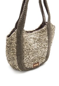 Bolsa de mano tejida en beige y marrón, con material texturizado similar a la paja, dos asas resistentes y un acento de marca en el lateral.
