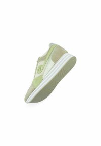 Grüne und beige Sneaker aus Wildleder und Mesh-Materialien, Logodetail an der Seite, weiße und hellgrüne Sohle mit strukturiertem Muster.