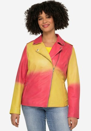 Lederjacke mit einem Verlaufdesign, das von leuchtendem Pink zu Gelb übergeht. Sie hat einen Reißverschluss, einen Reverskragen und seitliche Taschen.