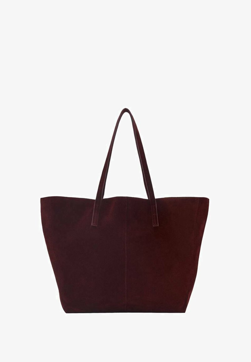 Burgundska suede torba s dva dugačka ručka, prostranog pravokutnog oblika, bez vidljivih okova ili uzoraka. Mekana tekstura.