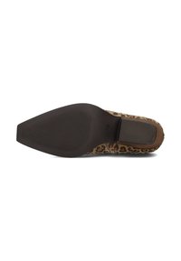 Zapato de tacón alto con estampado de leopardo, suela de goma oscura y tapered, con superficie de agarre texturizada. Material suave con diseño de punta redondeada.