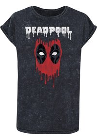 Mørkegrå t-skjorte med rullede ermer som har et rødt og svart Deadpool-logo, sprøytedesign med drypp-effekt, og hvit tekst ovenfor.