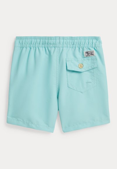 Κολυμβητικά σορτς με ελαστική μέση σε ανοιχτό μπλε χρώμα, με κουμπωτή πίσω τσέπη και μικρό ορθογώνιο υφασμάτινο ετικετάκι πάνω από την τσέπη.