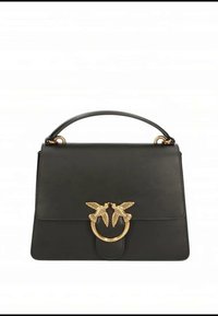 Črna usnjena torbica z oblikovano strukturo, ki ima zlato okrogel zaponko z motivi ptic in vrhnjo ročico za prenašanje.