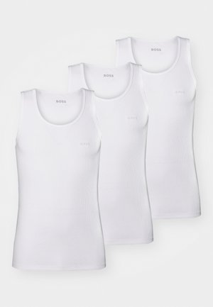 Trois débardeurs blancs en coton avec un col rond, arborant un subtil logo "BOSS" en relief sur le devant, d'une texture lisse et d'une coupe standard.