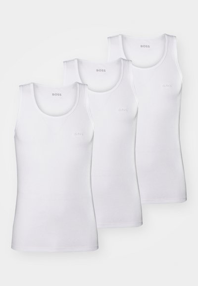 Trois débardeurs blancs en coton avec un col rond, arborant un subtil logo "BOSS" en relief sur le devant, d'une texture lisse et d'une coupe standard.