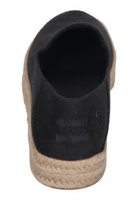 Espadrilles nere con tomaia in canvas, caratterizzate da una suola in corda di juta e un fondo in gomma. Con il marchio "TOMS" sul lato.