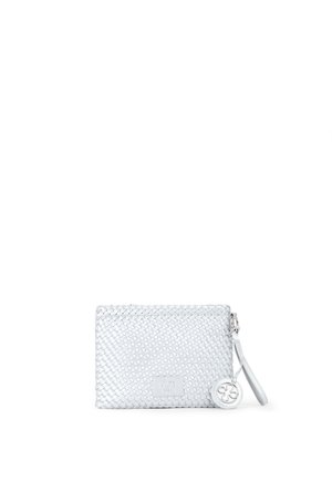 Pochette bianca intrecciata con cinturino per polso e ciondolo circolare, con logo "V°73 Venezia" impresso al centro davanti.