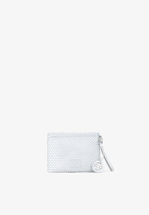 Pochette bianca intrecciata con cinturino per polso e ciondolo circolare, con logo "V°73 Venezia" impresso al centro davanti.