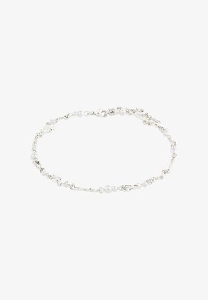 Silberne Kettenarmband mit unregelmäßigen Gliedern und weißen Perlen, akzentuiert mit subtilen Texturen und einem Karabinerverschluss.