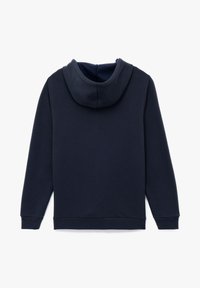 Sudadera azul marino con mangas largas, puños acanalados y un reverso liso, mostrada sobre un fondo blanco.