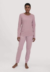 Langärmliges, rosa gestreiftes Oberteil mit Rundhalsausschnitt, kombiniert mit einfarbigen rosa Hosen, beide aus einem weichen Material, entworfen für legere Anlässe.