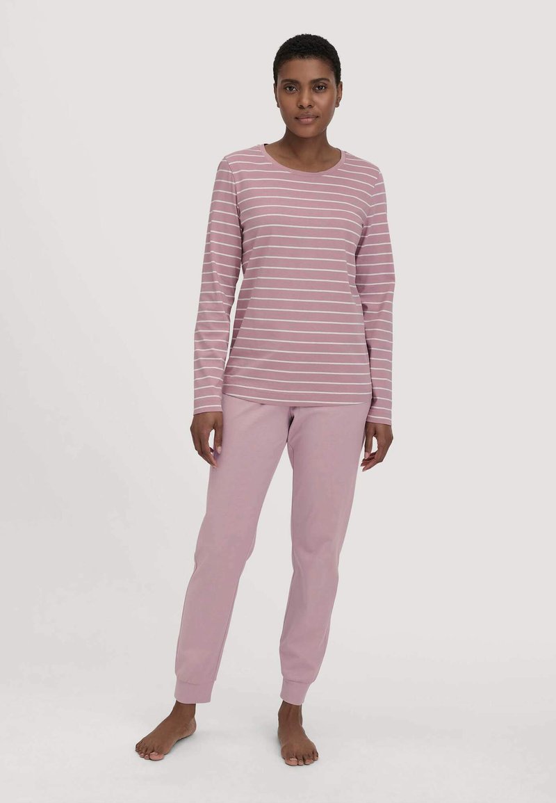 Langärmliges, rosa gestreiftes Oberteil mit Rundhalsausschnitt, kombiniert mit einfarbigen rosa Hosen, beide aus einem weichen Material, entworfen für legere Anlässe.