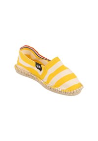 Espadrille à enfiler à rayures jaunes et blanches, avec une semelle tissée et une petite étiquette de marque noire sur le côté.