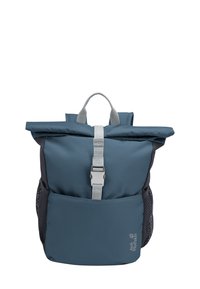 Zaino roll-top di colore blu scuro, realizzato in tessuto resistente. Presenta una tasca frontale in rete, una cinghia grigia e accessori in metallo, con dettagli del logo.