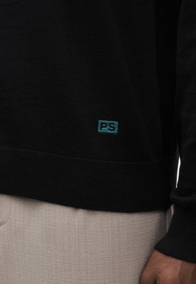 Čierny pletený sveter s malým tyrkysovým logom "PS" na leme. Textúra je hladká, so priliehavým strihom a rebrovanými manžetami.