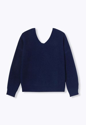 Pull en tricot bleu marine avec un col en V profond et des manches longues. La texture est côtelée, offrant une silhouette classique et décontractée.
