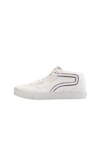 Sneaker bianca alta in pelle texture, con una striscia di accento viola, sistema di allacciatura frontale e suola in gomma arrotondata per una migliore trazione.