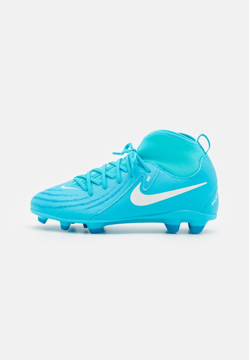Türkiz színű focicipők magas gallérral, texturált szintetikus felsőrésszel, megerősített orral és fehér Nike swoosh emblémával. Többféle tapadási tüskével rendelkezik.
