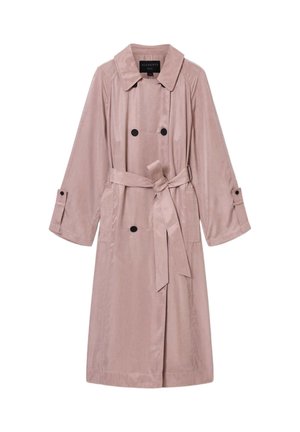 Jasnoróżowy płaszcz trencz z dwurzędowym zapięciem na czarne guziki, szerokim kołnierzem i paskiem w talii. Posiada boczne kieszenie i długie rękawy.