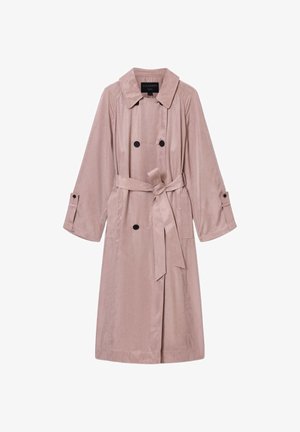 Jasnoróżowy płaszcz trencz z dwurzędowym zapięciem na czarne guziki, szerokim kołnierzem i paskiem w talii. Posiada boczne kieszenie i długie rękawy.
