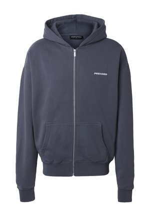 Mørkegrå hettejakke med hel glidelås, fremre kengurulommer, ribbestrikkede mansjetter og kant, liten "PEGADOR"-logo på venstre bryst og festet hette.