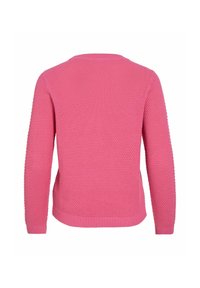 Roze gebreide trui met een gestructureerd steekpatroon, ronde halslijn en ribgebreide zoom en manchetten. Het ontwerp is effen, zonder graphics.