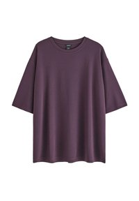 Př oversized fialové tričko vyrobené z měkké tkaniny s kulatým výstřihem, krátkými rukávy a rovným lemem. Jednoduchý design, bez vzorů nebo akcentů.