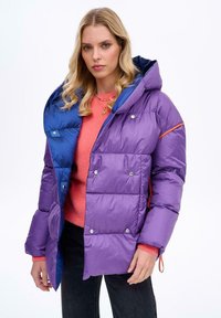 Pufová bunda v purpurovej a modrej farbe s kapucňou, s lesklým povrchom, patentkami a oranžovým akcentom na šve.