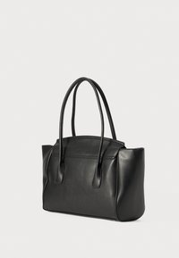 Sac fourre-tout en cuir noir avec deux poignées, d'une texture lisse et d'une forme structurée. Caractéristiques d'un design minimaliste et sans quincaillerie visible.
