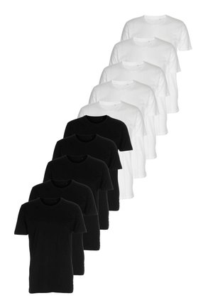 Öt fekete és öt fehér egyszerű, kerek nyakú, rövid ujjú póló elhelyezve váltakozó, függőleges sorban.