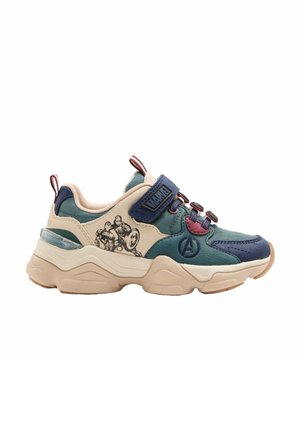 Zapatilla gruesa con paneles en azul, verde y beige, logo de Marvel Avengers, gráficos de Iron Man y Capitán América, y cierre de velcro.