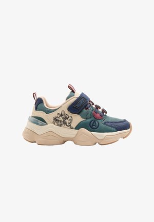 Zapatilla gruesa con paneles en azul, verde y beige, logo de Marvel Avengers, gráficos de Iron Man y Capitán América, y cierre de velcro.