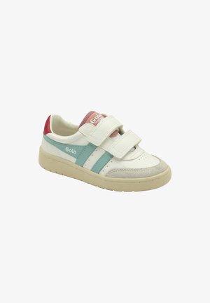 Zapatilla blanca Gola con rayas azuladas, talón burdeos, lengüeta rosa, suela beige y dos tiras de Velcro para abrochar.