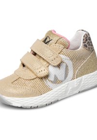 Baskets dorées à paillettes pour enfants avec deux bandes Velcro, semelle blanche, doublure intérieure rose et détail imprimé léopard au talon.