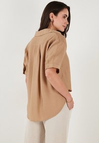 LELA Button-down blouse - biscuit