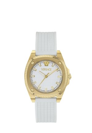 Guldtonet Versace-ur med hvidt tekstureret urskive, gyldne timeindikatorer, Medusa-logo og hvidt gummirem med mønstrede detaljer.