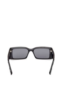 Gafas de sol rectangulares negras con lentes oscuros. Montura de plástico gruesa. Detalles metálicos cerca de las bisagras. Textura suave, diseño minimalista.