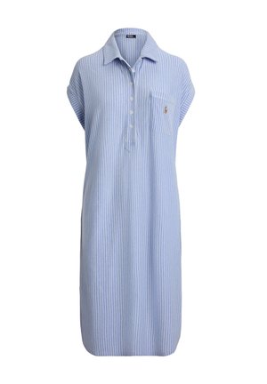 Jasnoniebieska sukienka bez rękawów, sięgająca do kolan, z białymi pionowymi paskami, zapinana na guziki, z kołnierzykiem i kieszenią na piersi z haftowanym logo.