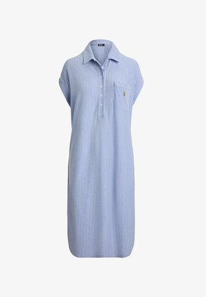 Jasnoniebieska sukienka bez rękawów, sięgająca do kolan, z białymi pionowymi paskami, zapinana na guziki, z kołnierzykiem i kieszenią na piersi z haftowanym logo.