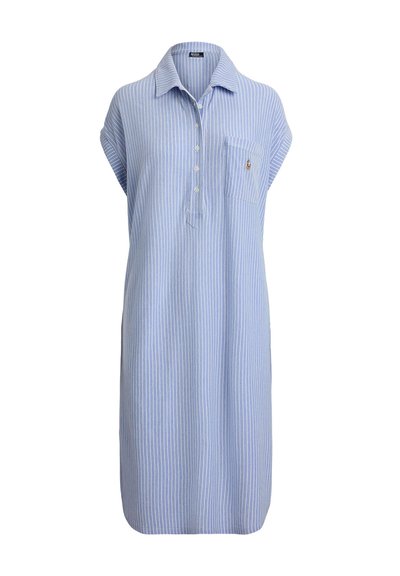 Jasnoniebieska sukienka bez rękawów, sięgająca do kolan, z białymi pionowymi paskami, zapinana na guziki, z kołnierzykiem i kieszenią na piersi z haftowanym logo.