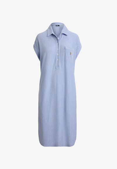 Jasnoniebieska sukienka bez rękawów, sięgająca do kolan, z białymi pionowymi paskami, zapinana na guziki, z kołnierzykiem i kieszenią na piersi z haftowanym logo.