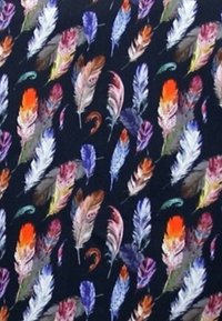 Stof met kleurrijke veren in verschillende vormen en maten op een donkere achtergrond, met tinten van oranje, blauw, paars en wit.